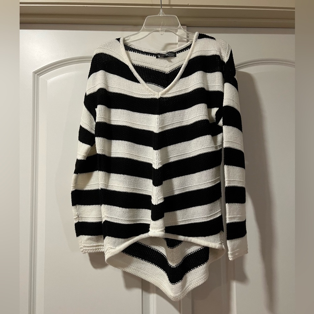 Almost Famous Black and White Knit Sweater Size XL